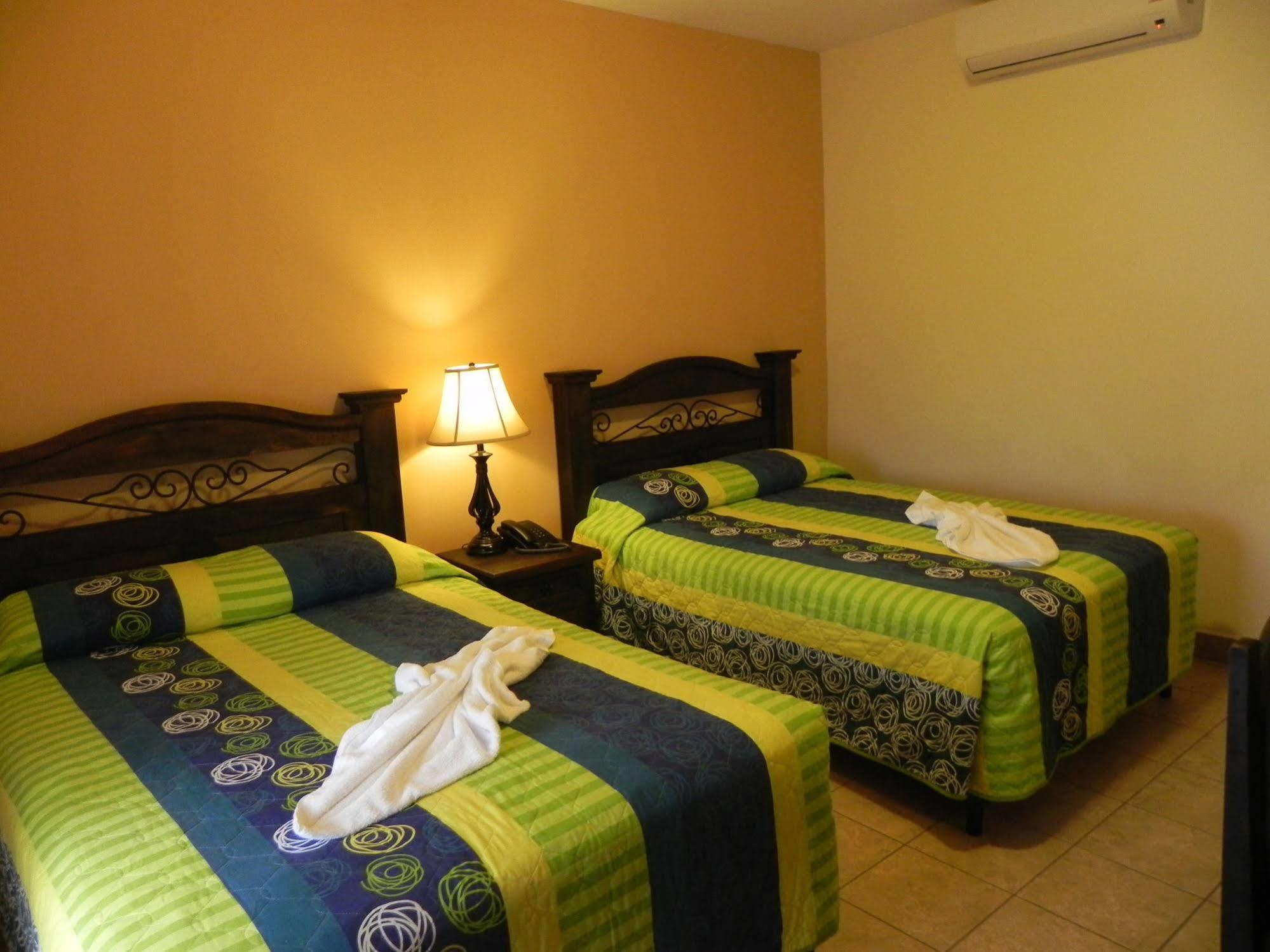 Hotel Puerto Libre Puerto Barrios Exteriér fotografie